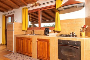 Een koelkast, een magnetron, een oven, een kookplaat