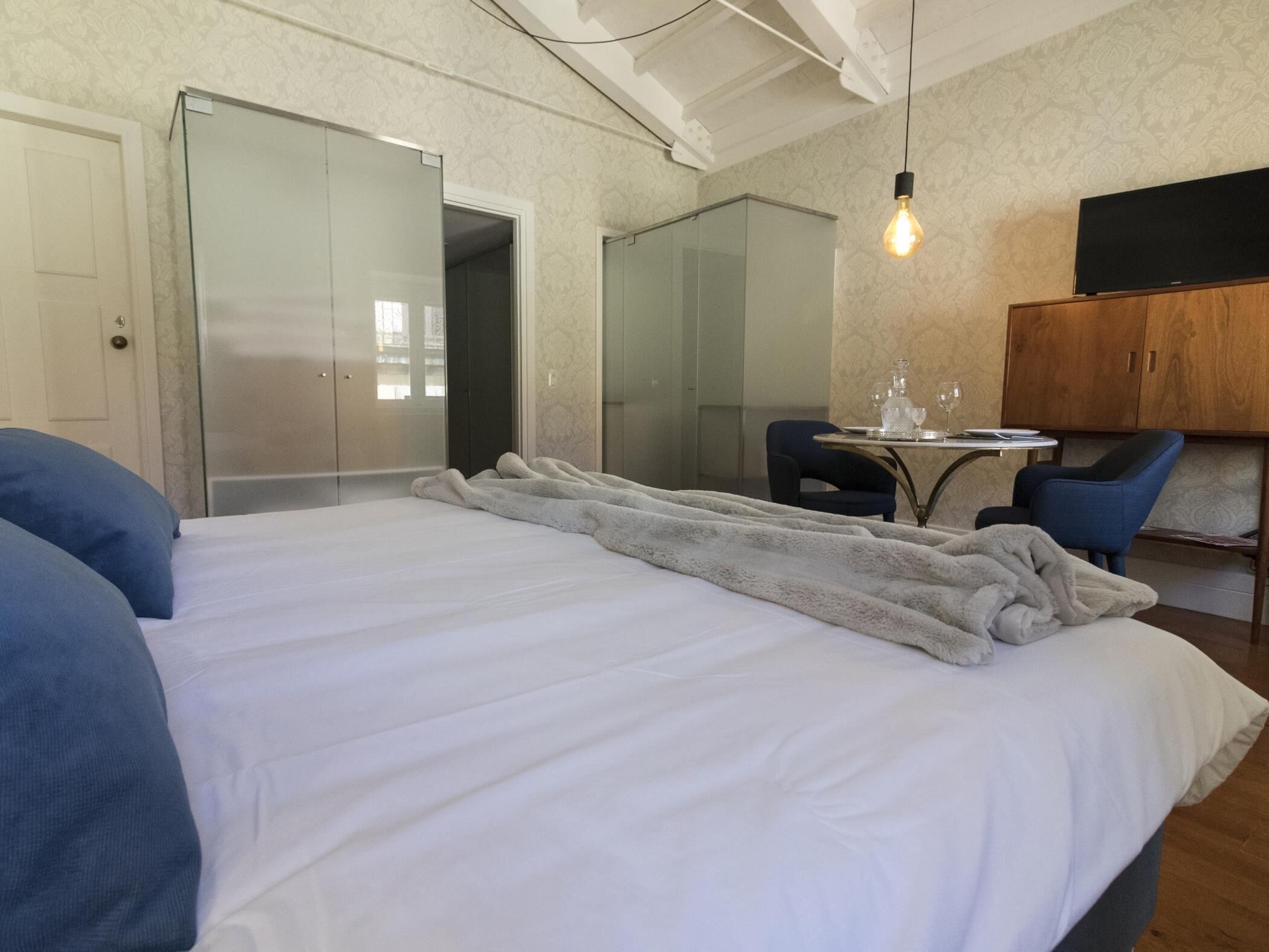 Internet, bed sheets