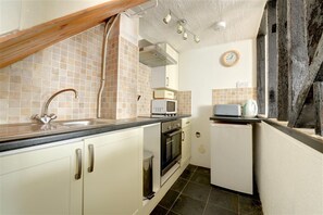Kühlschrank, Mikrowelle, Ofen, Kochgeschirr/Geschirr/Besteck