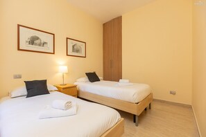 2 soverom, strykejern/-brett, internettilgang og sengetøy