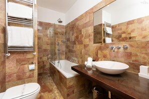 Combined shower/bathtub, hair dryer, bidet, towels