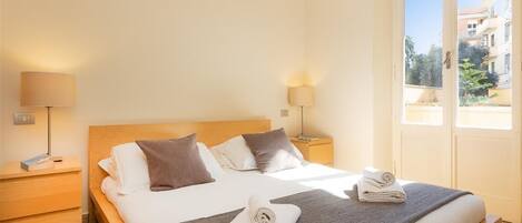 2 bedrooms, iron/ironing board, internet, bed sheets