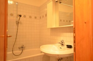 Kombinert dusj/badekar, hårføner og håndklær