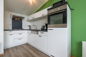 Kjøleskap, mikrobølgeovn, kokeplater og kaffetrakter/tekoker