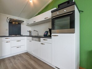 Fridge, microwave, stovetop, coffee/tea maker - Neat island house with beautiful view, for larger groups, it is ideal to rent in combination with th (OUDE-TONGE)