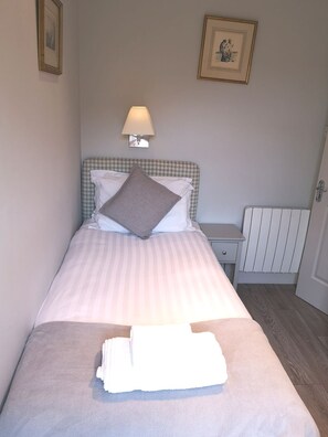 2 slaapkamers, een strijkplank/strijkijzer, internet, beddengoed