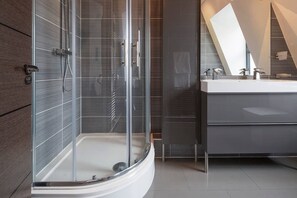 Apartment | Badezimmer | Duschwanne, Haartrockner, Handtücher, Seife