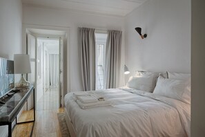 2 bedrooms, iron/ironing board, free WiFi, bed sheets - Deco Gem in Santa Catarina (Lisboa)