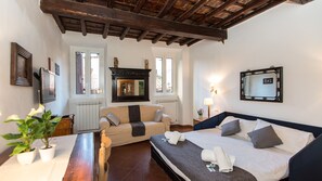 Iron/ironing board, internet, bed sheets - Studio in Via della Scala in the picturesque Rione Trastevere (Rome)