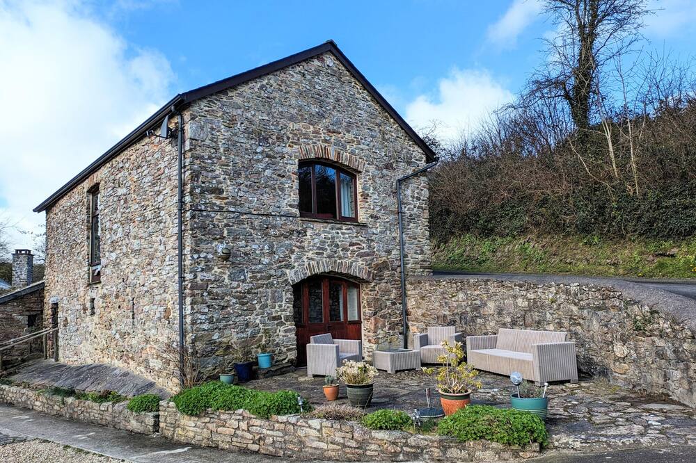 VIRVALE BARN, pet friendly, character holiday cottage in Combe Martin