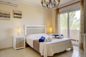 3 chambres, fer et planche à repasser, Wi-Fi, draps fournis