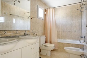 Bañera, secador de pelo, toallas