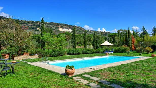 A swimming pool with a white canopy, surrounded by grass and potted plants. - Villa Elisa - Vacation rental with swimming pool near Cortona, Tuscany (Cortona)