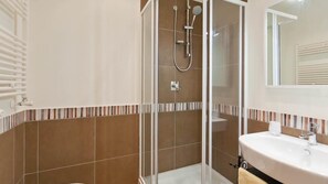 Combined shower/bathtub, hair dryer, bidet, towels