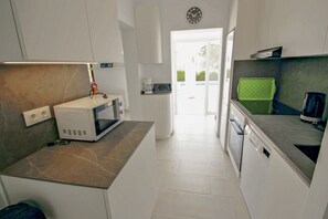 ثلاجة، ميكروويف، فرن، موقد طهي مسطح