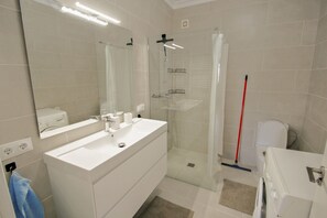 Een douche, een haardroger, handdoeken