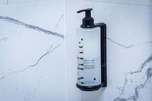 Tina con regadera, secadora de cabello, bidet, toallas 