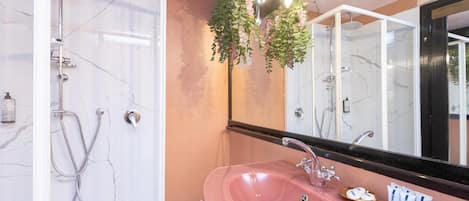 Ensemble douche/baignoire, sĂšche-cheveux, bidet, serviettes fournies