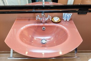 Tina con regadera, secadora de cabello, bidet, toallas 