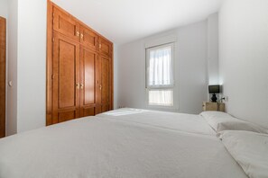 2 bedrooms, iron/ironing board, WiFi, bed sheets - Apartment with terrace very well located, Bécquer - 2 bedrooms (Conil de la Frontera)