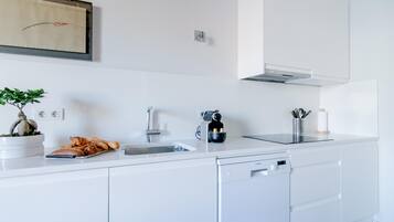 Frigorífico, microondas, horno y lavavajillas