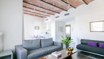 Una televisión, un reproductor de DVD, un reproductor estéreo