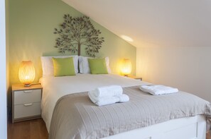 Bed sheets - Contemporary by Apartments Alfama (Lisbon)
