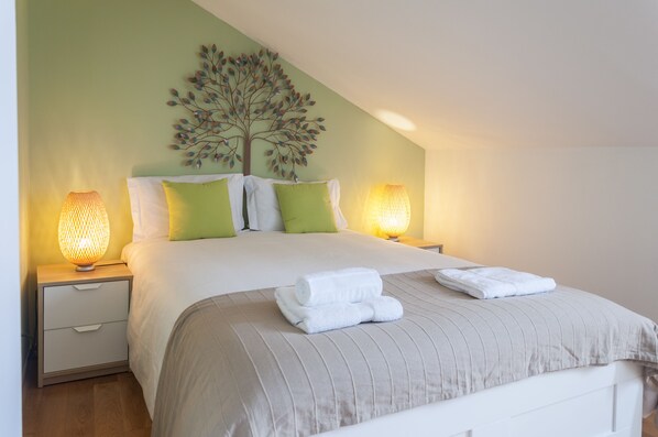 Bed sheets - Contemporary by Apartments Alfama (Lisbon)