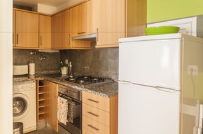Appartement, 1 chambre | Coin cuisine privé | Grand réfrigérateur, micro-ondes, four, plaque de cuisson