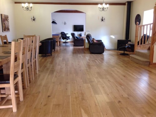 The Mill House - sleeps 12 guests in 6 bedrooms