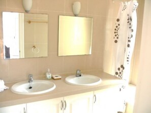 Combined shower/tub, bidet - Amazing Villa With Amazing Sea View And Private Large Heated Pool, Private Road (La Herradura)