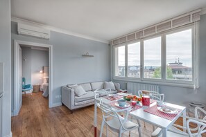 Apartment, 2 Schlafzimmer | Essbereich im Zimmer