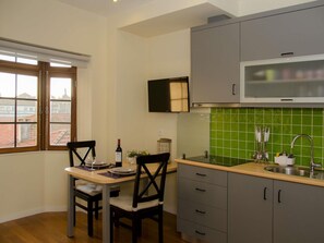 Jääkaappi, mikroaaltouuni, kahvin-/teenkeitin, leivänpaahdin