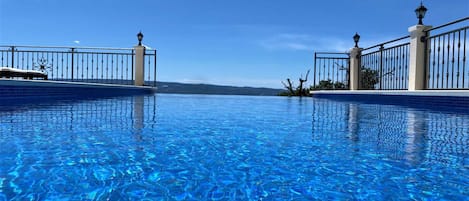 Una piscina cubierta, una piscina climatizada
