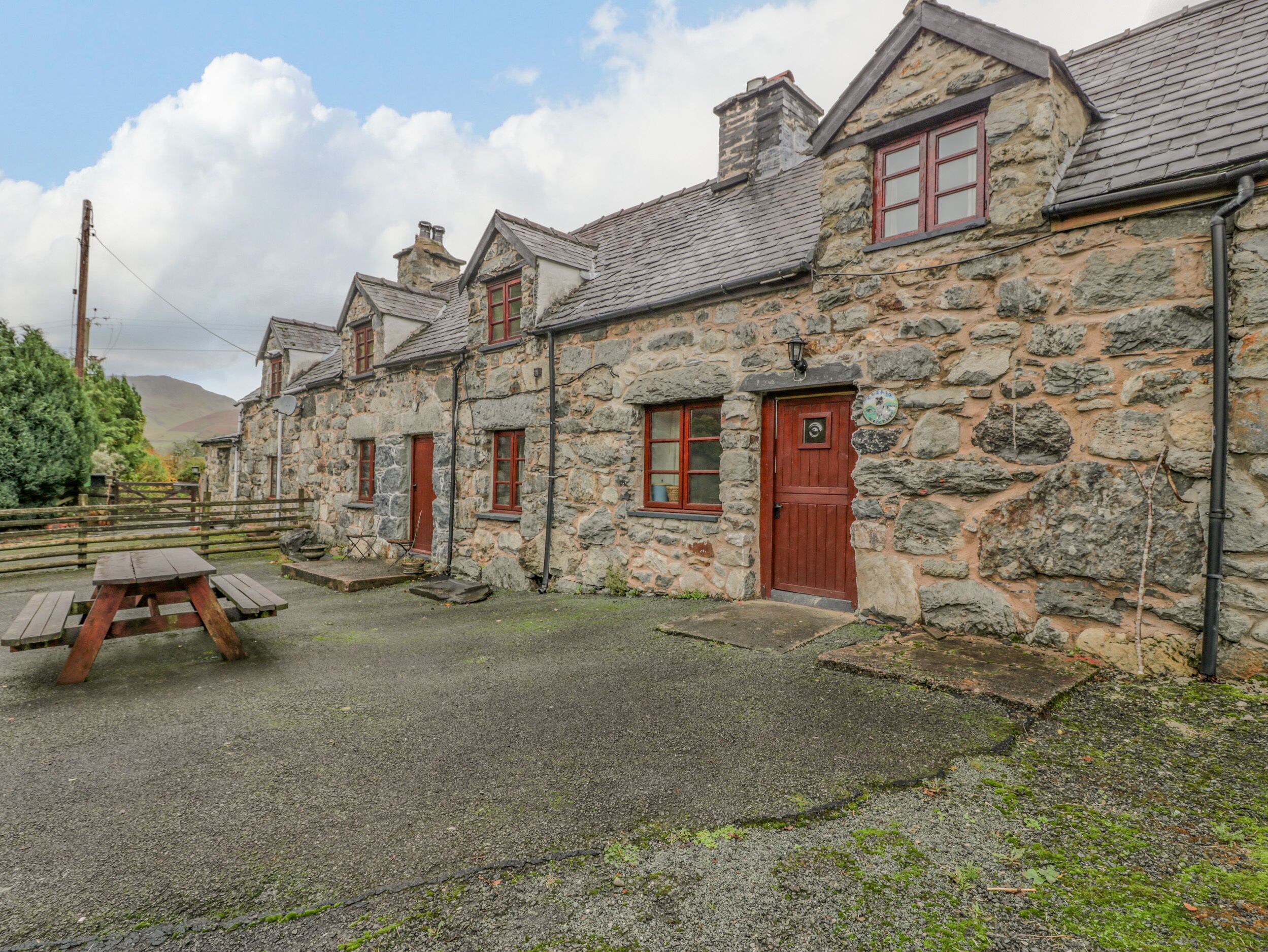 YSGUBOR, pet friendly, luxury holiday cottage in Dinas Mawddwy