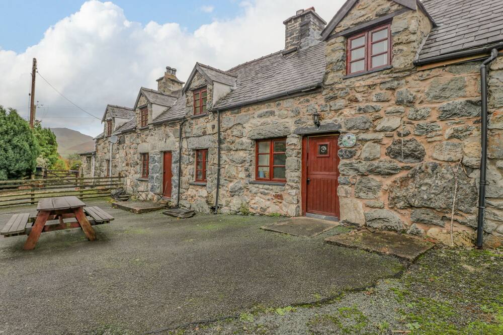 YSGUBOR, pet friendly, luxury holiday cottage in Dinas Mawddwy