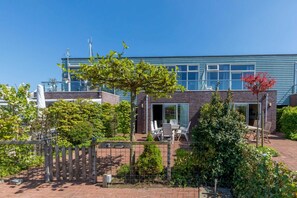 Outdoor dining - Complete, popular island house with steam shower. There is a lockable fence between the garden and t (OUDE-TONGE)