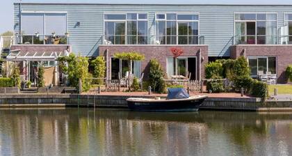 Komplettes, beliebtes Inselhaus mit Dampfdusche. Ein abschliessbarer Zaun trennt den Garten vom Wass