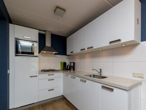 Fridge, microwave, stovetop, dishwasher - Complete, popular island house with steam shower. There is a lockable fence between the garden and t (OUDE-TONGE)