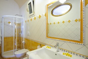 Dusche, Haartrockner, Bidet, Handtücher