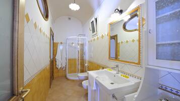 Dusche, Haartrockner, Bidet, HandtĂŒcher