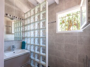 Shower, towels - Villa in Callian with Heated Pool and Terrace (Callian)