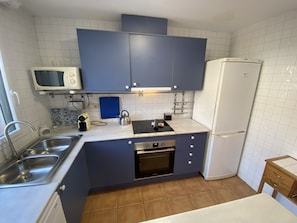 Een koelkast, een microgolfoven, een oven, een vaatwasser