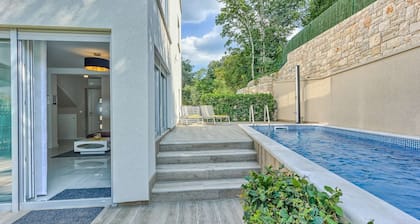Villa Malinska - villa de tres dormitorios cerca de las playas con piscina climatizada