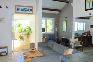 Smart TV, ping pong, books, printers - House 3 bedrooms, swimming pool, 100m to the beach (La Trinité)