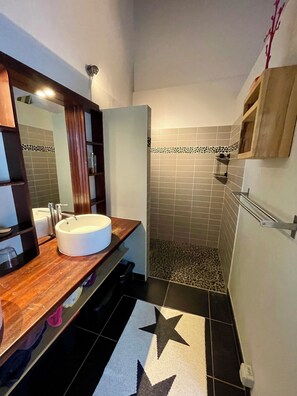 Dusche, Haartrockner, Handtücher, Seife