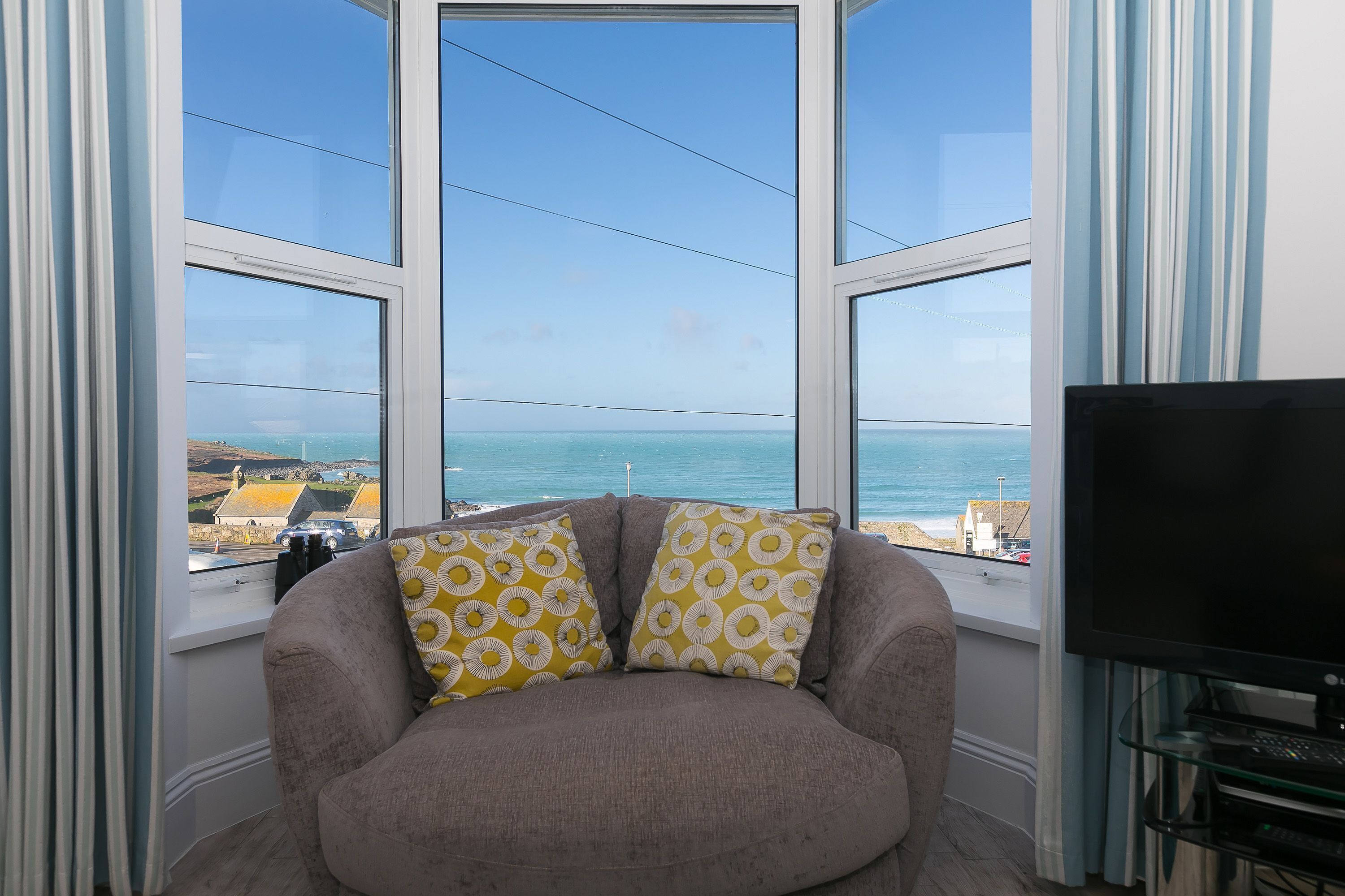 Flatskjerm-TV, peis og DVD-spiller