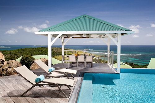 Magnifique villa avec vue imprenable et piscine privée proche des plages