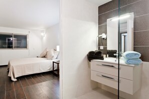 3 Schlafzimmer, Zimmersafe, Bügeleisen/Bügelbrett, Reisekinderbett