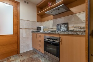 Een koelkast, een microgolfoven, een oven